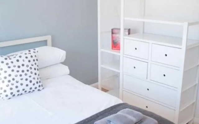Plush Holiday Home in Gloucester Near Museum and Cathedral