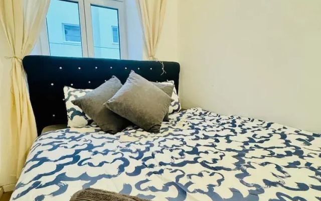 Comfortable 2BR Retreat Near Stadthalle