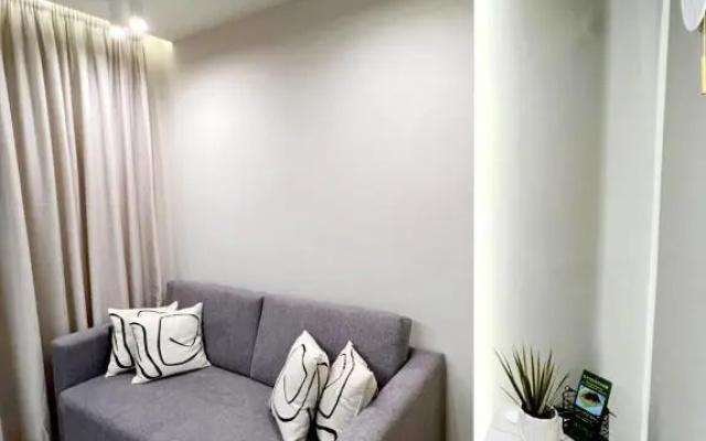8 Blocks Apartments 4B