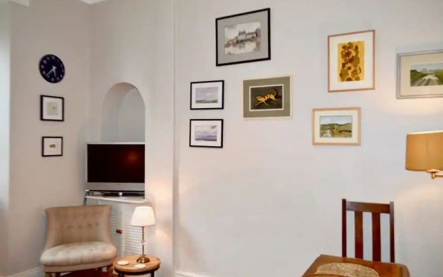 2 Bedroom Flat Near the Dean Village