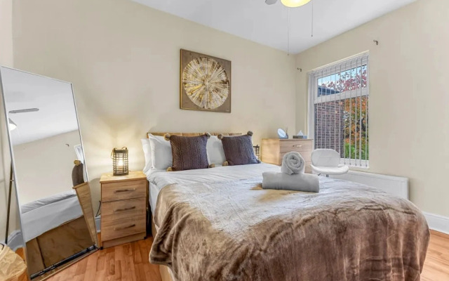 Manchester Seymour Escape Spacious 4BR Home for 8