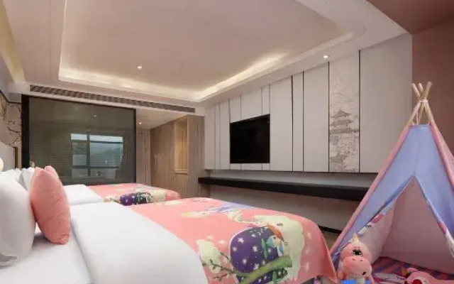 Mehood Ezzy · UrbanCultureHub Hotel (Liuyang River Scenic Bridge Branch)