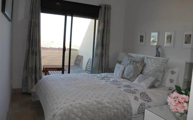 Luxury 2 Bed Penthouse Apt With 5 Swimming Pools
