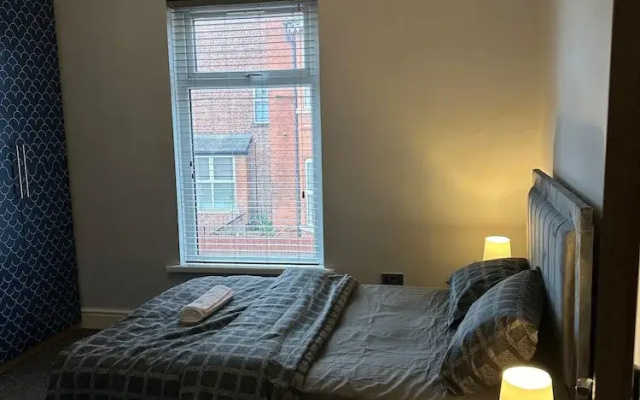 Cozy Manchester House - Stay With Host Onsite
