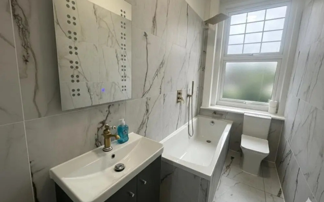 Dippen Hall Signature Apartment - Minutes From LGW