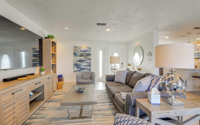 Canal-front Haven: Pool, Dock & Lanai in Palmetto
