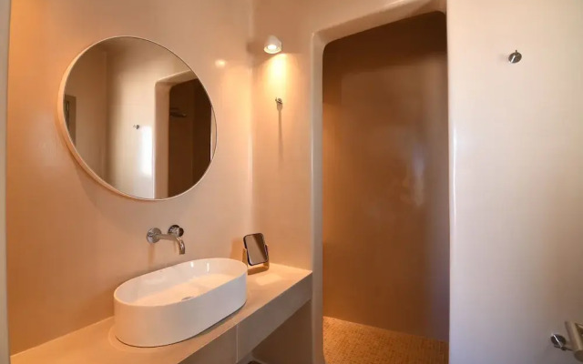 Santorini - Villa - Sleeps 4 - Pool - Parking