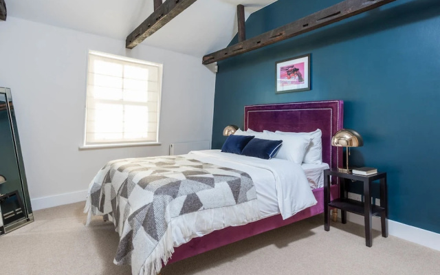 Bright Mayfair Suites by Sonder