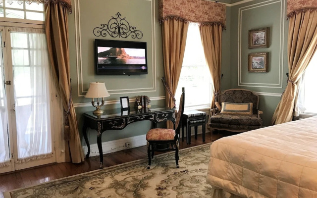 Historic Michabelle Inn