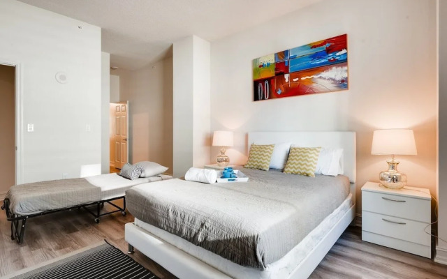 NEW- Fast Wifi - Work Desk - Top Floor - 2BR/2BA Miami! (CD2)