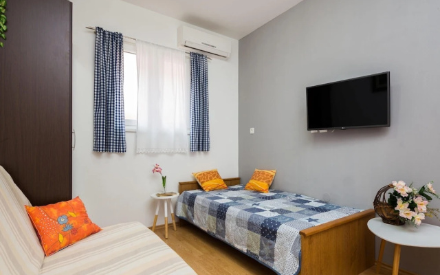 2 - Modern Apartment With Garden, 80m From Beach