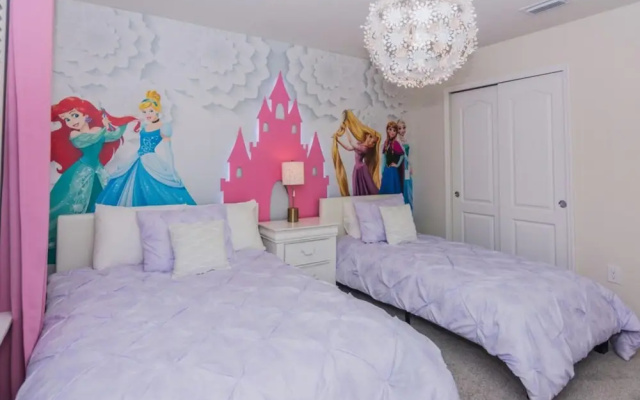Beautiful Themed Vacation Home With Pool St5509