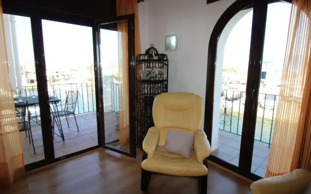 Comely Holiday Home in Empuriabrava With Barbecue