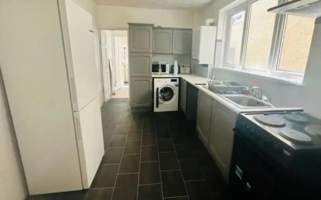 Spacious 5 Bedroom House in Swansea