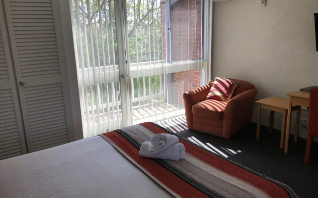 Bathurst Studio Apartments