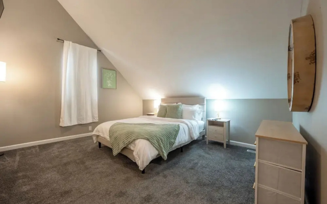 Near Downtown | 2 En-Suites • Garage • Sleeps 9