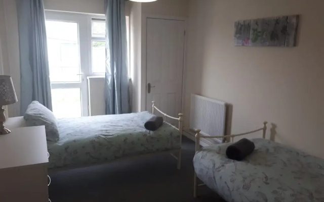 Tywn 2 Bed Apartment by Cardiff Holiday Homes