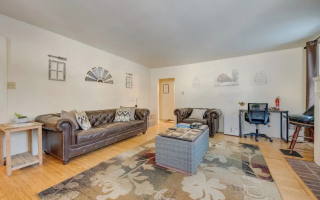 Explore the Poconos! Cozy Creekside Cabin w/ Patio