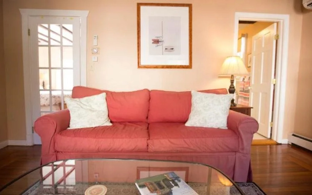 Howland House Inn