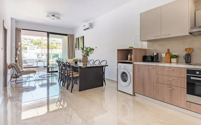 Sanders River Plaza - Light 2 Bedroom Apartment With Balcony