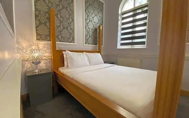 Baylis Park Hotel