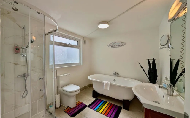 Charming House With Balcony Near Brighton Beach