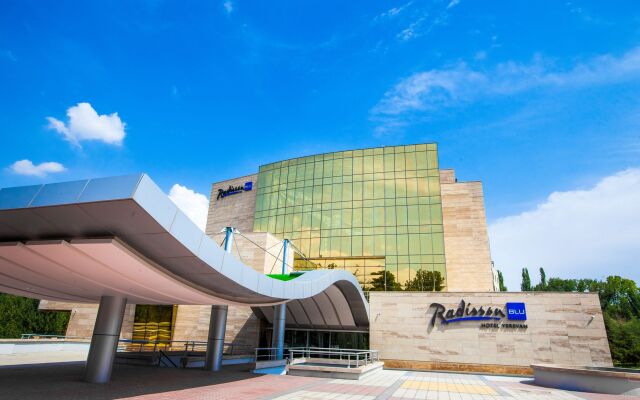 Отель Radisson Blu Hotel, Yerevan Армения, Ереван - 3 отзыва об отеле, цены и фото номеров - забронировать отель Radisson Blu Hotel, Yerevan онлайн вид на фасад