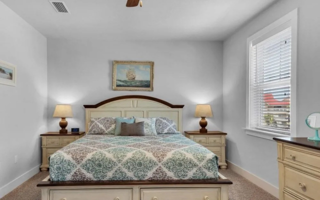 Daydream Beach 4 Bedroom Home by RedAwning