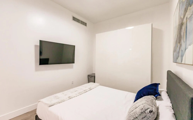 Upscale Modern 2B Condo on the Beach