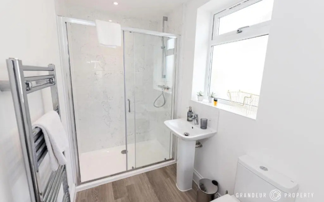 BOURNECOAST - STYLISH FLAT with SEA GLIMPSES - FM8406