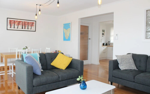 Newly Renovated Villa - Waters Edge