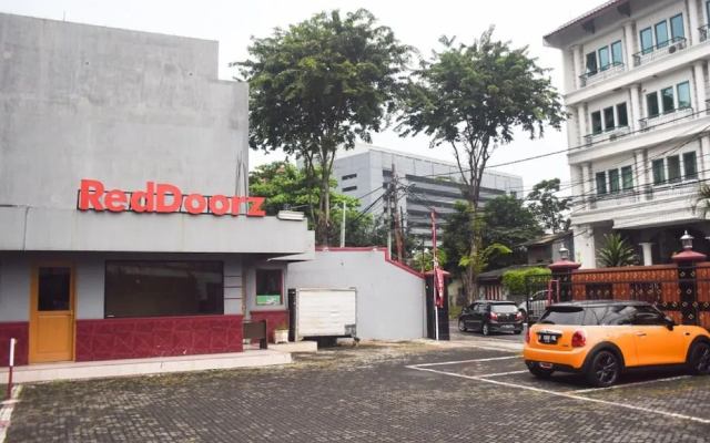 RedDoorz Plus near Senen 2
