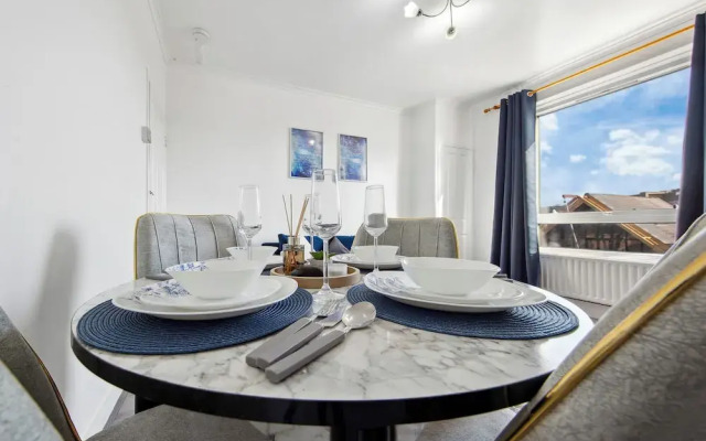 Modern 2-Bed Apartment Sleeps 7
