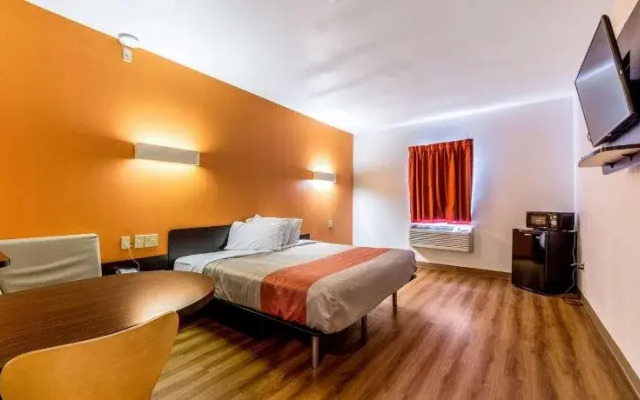 Motel 6 Jourdanton