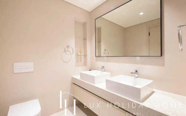 LUX The Marina Vista Beachfront Suite 2
