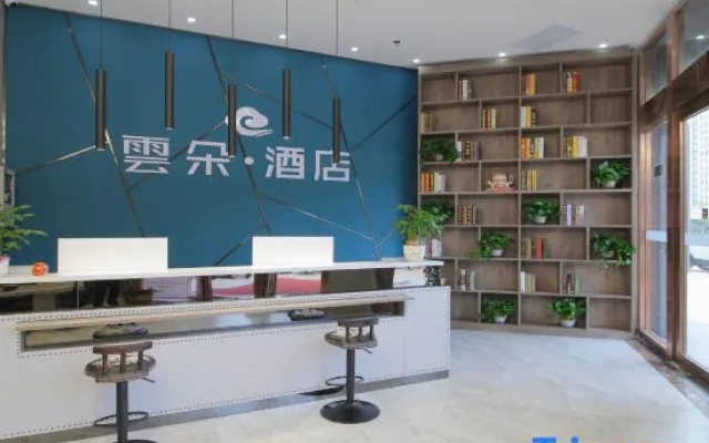 Xinyang Cloud Hotel