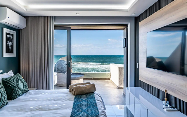 Luxurious 3 bedroom beach front apartment