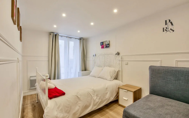 13 - Luxury Flat Eiffel Design 2