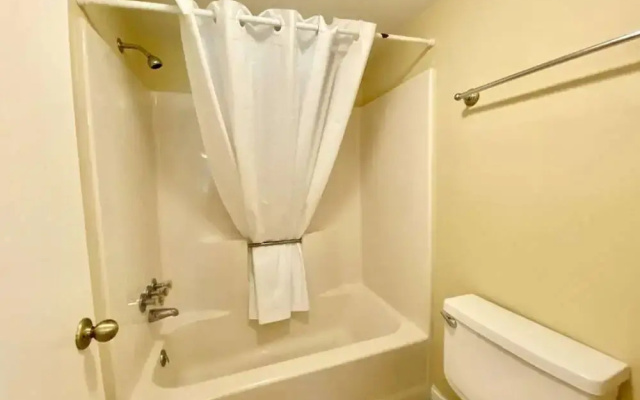 Richmond Park Three-bedroom Apartment 15-C