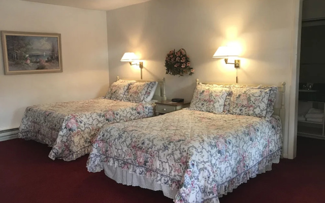 Crescent Lodge & Country Inn