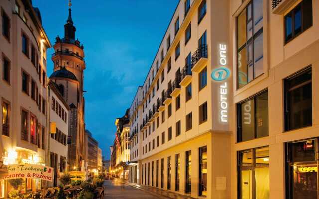 Отель Motel One Leipzig - Nikolaikirche Германия, Лейпциг - отзывы, цены и фото номеров - забронировать отель Motel One Leipzig - Nikolaikirche онлайн вид на фасад