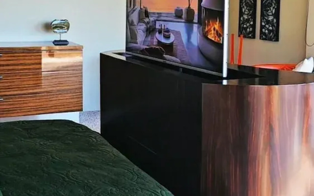 Fireplace Suite - Ocean Views & Beach