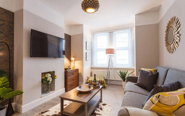Stylish Town Centre House - 300Mbps, Parking & Sunny Decking