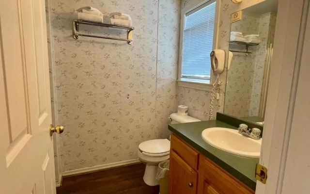Rodeway Inn & Suites Brunswick near Hwy 1