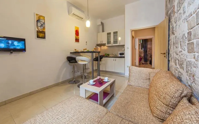 Old Town Twins Apartments