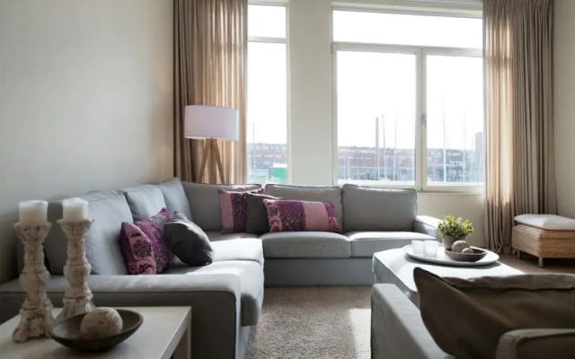 Modern Apartment Overlooking the Harbor