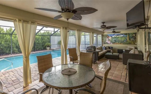 Tropical Retreat Pool Jet Spa WiFi 3 Br home by RedAwning