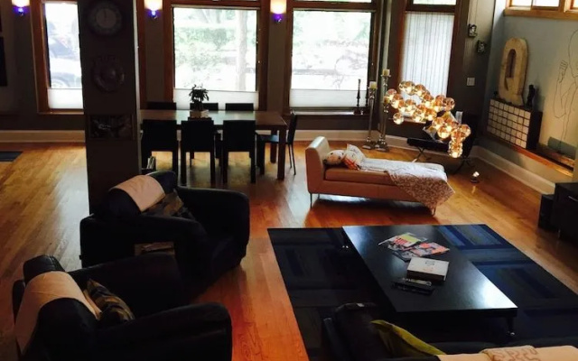 House 5863- Chicago's Premier Bed and Breakfast
