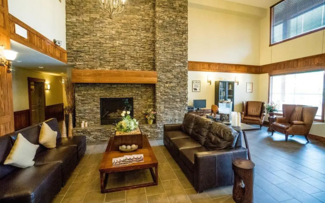 Spacious 3BR 2BA Penthouse with Mountain Views
