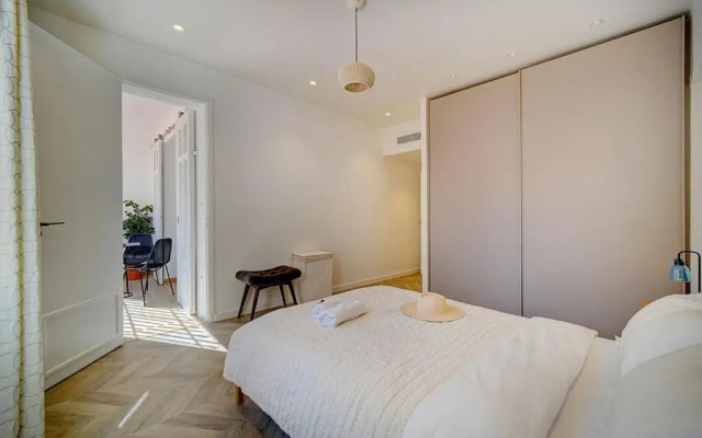 MAGNIFIQUE 3 PIECES RENOVE CANNES CENTRE 'Banane' AVEC VERANDA ! A2B88